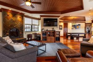 un salon rempli de meubles et d'une cheminée dans l'établissement Grand Luxury Loft right Downtown, à Indianapolis