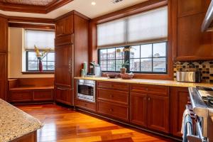 une grande cuisine avec des placards en bois et des fenêtres dans l'établissement Grand Luxury Loft right Downtown, à Indianapolis