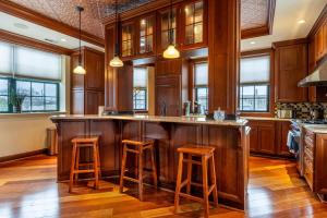 une cuisine avec un grand îlot en bois et des tabourets de bar dans l'établissement Grand Luxury Loft right Downtown, à Indianapolis