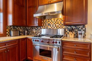 une cuisine avec des armoires en bois et un four à plaques de cuisson dans l'établissement Grand Luxury Loft right Downtown, à Indianapolis