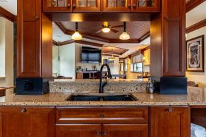 une cuisine avec des armoires en bois et un évier dans l'établissement Grand Luxury Loft right Downtown, à Indianapolis 23 autres photos