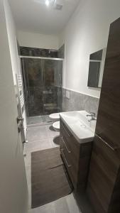 a bathroom with two sinks and a shower with two toilets at Il nido di Fra&Gab in Genova