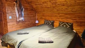 Cozy River Cabin Styled Loft في كيرونا: غرفة نوم بها سرير في جدار خشبي +20 صورة