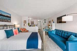 une chambre avec un lit et un canapé bleu dans l'établissement Lahaina Shores Beach Resort 206, à Wainee