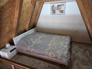 een klein bed in een kleine kamer met een raam bij Monte Village in Nikšić