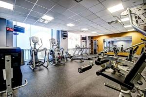 Fitnesscentret og/eller fitnessfaciliteterne på 2BR • Walk to Convention Center • Gym • Secure Parking