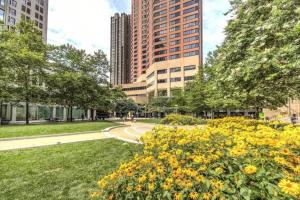 En have udenfor 2BR • Walk to Convention Center • Gym • Secure Parking