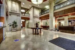 Lobbyen eller receptionen på Modern 1BR • Gym • Convention Ctr • Secure Parking