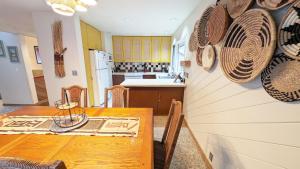 una cucina e una sala da pranzo con un tavolo di legno di Meadow House 42 a Sunriver