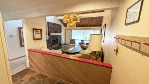 una vista su un soggiorno dal balcone di una casa di Meadow House 42 a Sunriver