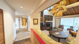 un soggiorno con un divano e un tavolo di Meadow House 42 a Sunriver
