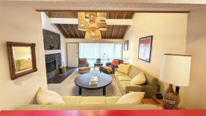 un soggiorno con un divano e un tavolo di Meadow House 42 a Sunriver Altre 45 foto