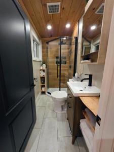 Koupelna v ubytování Nordik Spa Cabin - Hot Tub & Sauna - Winter Escape