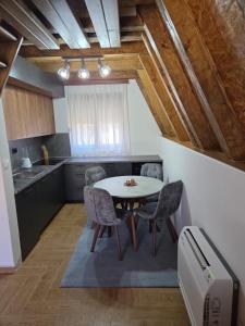 Monte Village في نيكشيتش: مطبخ وغرفة طعام مع طاولة وكراسي +18 صورة