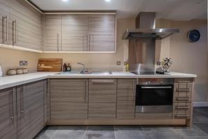 Kuchyň nebo kuchyňský kout v ubytování The Guildhall Retreat Macc Central + 10 fotografií