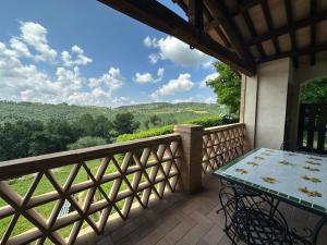 een balkon met een tafel en uitzicht op de bergen bij Villa Mario & Friends in Pozzo