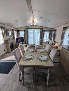 Nhà bếp/bếp nhỏ tại ABI Beaumont Luxury Caravan, Steps from Durdle Door