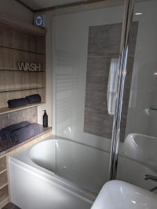 Phòng tắm tại ABI Beaumont Luxury Caravan, Steps from Durdle Door +21 ảnh