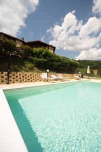 een zwembad met blauw water voor een huis bij Villa Mario & Friends in Pozzo