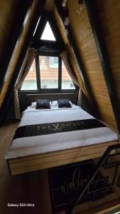 En eller flere senge i et værelse på The V House Luxury A-Frame with Private Pool + 38 billeder