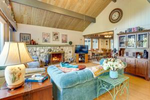 uma sala de estar com um sofá azul e uma lareira em Quiet Home Less Than 1 Mi to Lake Gregory and Dtwn Crestline em Arrowhead Highlands