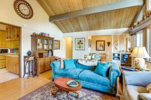 uma sala de estar com um sofá azul e uma mesa em Quiet Home Less Than 1 Mi to Lake Gregory and Dtwn Crestline em Arrowhead Highlands