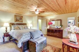 um quarto com uma cama com teto de madeira em Quiet Home Less Than 1 Mi to Lake Gregory and Dtwn Crestline em Arrowhead Highlands