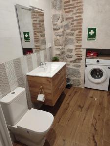 Ένα μπάνιο στο Casa Tolanca - Molino de Aceite de Sonseca +46 φωτογραφίες