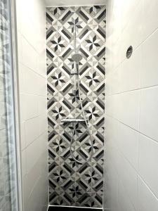 een badkamer met mozaïektegels en een douche bij Charming Studio - Trail in La Celle-sous-Gouzon