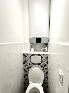 een kleine badkamer met een toilet in een hokje bij Charming Studio - Trail in La Celle-sous-Gouzon