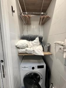 een wasruimte met een wasmachine en een wasmachine bij Charming Studio - Trail in La Celle-sous-Gouzon