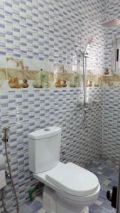 Appartement 3 pièces Tout Confort Calme - Colibri في ياموسوكرو: حمام به مرحاض أبيض ورف عليه بسكويت