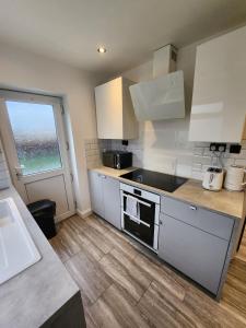 Kuchyň nebo kuchyňský kout v ubytování Beautiful, 2 Bedroom House in Tonbridge