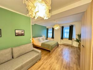 Un dormitorio con una cama y un sofá en una habitación. en RP-Apartments, en Graz