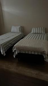 En eller flere senge i et værelse på Apartamento céntrico, amplio