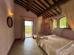 een slaapkamer met twee bedden en een groot raam bij Villa Mario & Friends in Pozzo