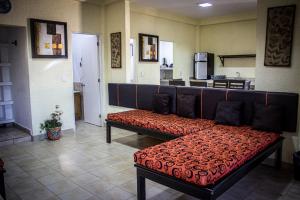 eine Couch in einem Raum mit Küche in der Unterkunft Departamento con servicio de hotel in Cuernavaca + 7 Fotos