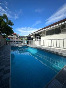 a large swimming pool in front of a building at ชรินพูลวิลล่าบางแสน Aurora Villa Bangsaen natedee road in Chon Buri