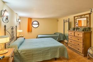 ein Schlafzimmer mit 2 Betten und einem Waschbecken darin in der Unterkunft La Naranja Dulce CASA RURAL in La Carlota + 39 Fotos