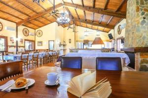 ein Esszimmer mit einem Tisch, auf dem ein Buch liegt in der Unterkunft La Naranja Dulce CASA RURAL in La Carlota