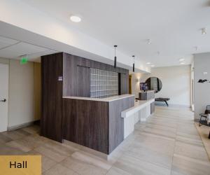 een lobby van een kantoorgebouw met een receptiebalie bij Incredible apartment, front beach la horseshoe 