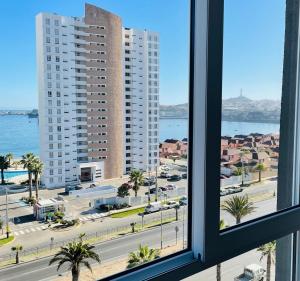 een uitzicht vanuit een raam van een stad met gebouwen bij Incredible apartment, front beach la horseshoe 