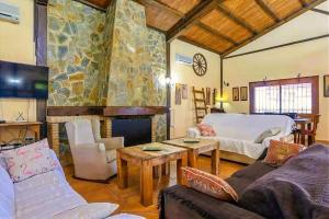 ein Wohnzimmer mit Sofa und Kamin in der Unterkunft La Naranja Dulce CASA RURAL in La Carlota