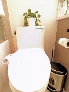 Ванная комната в The Sunset Haven- Cozy 2BR Basement Suite near White rock