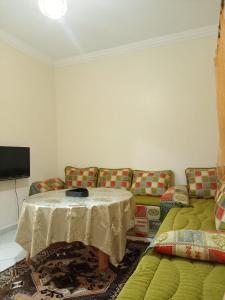 Μια τηλεόραση ή/και κέντρο ψυχαγωγίας στο Appartement Spacieux et Lumineux à Tilila