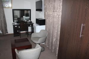 Nhà bếp/bếp nhỏ tại Moshitametsi Guesthouse