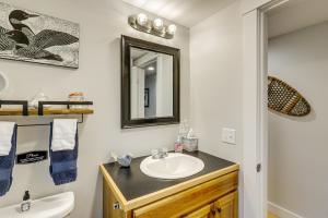 Wild Goose Cottage Near Mt Sunapee Ski Area! في New London: حمام مزود بحوض ومِرآة +25 صورة