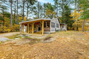 Wild Goose Cottage Near Mt Sunapee Ski Area! في New London: منزل صغير وسط ساحة