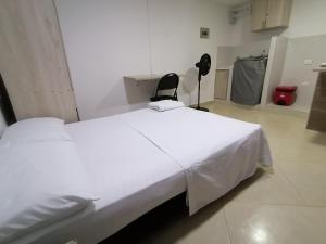 a bedroom with a large white bed in a room at Tu Loft Ideal Amoblado, Wifi, Parqueadero y Confort in Bucaramanga