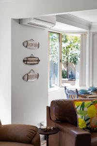 ein Wohnzimmer mit einer Couch und einem Fenster in der Unterkunft Sunny Days Villa Vincentia in Vincentia